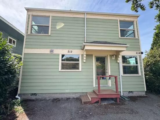 3 Bed, 1.5 Bath Overlooking The Rose Garden And Willamette River Bike Path In Whiteaker Apartment for rent in Eugene, OR