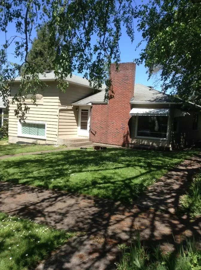 Beautiful 5 Br Campus Home W/large Fenced Yard House for rent in Eugene, OR