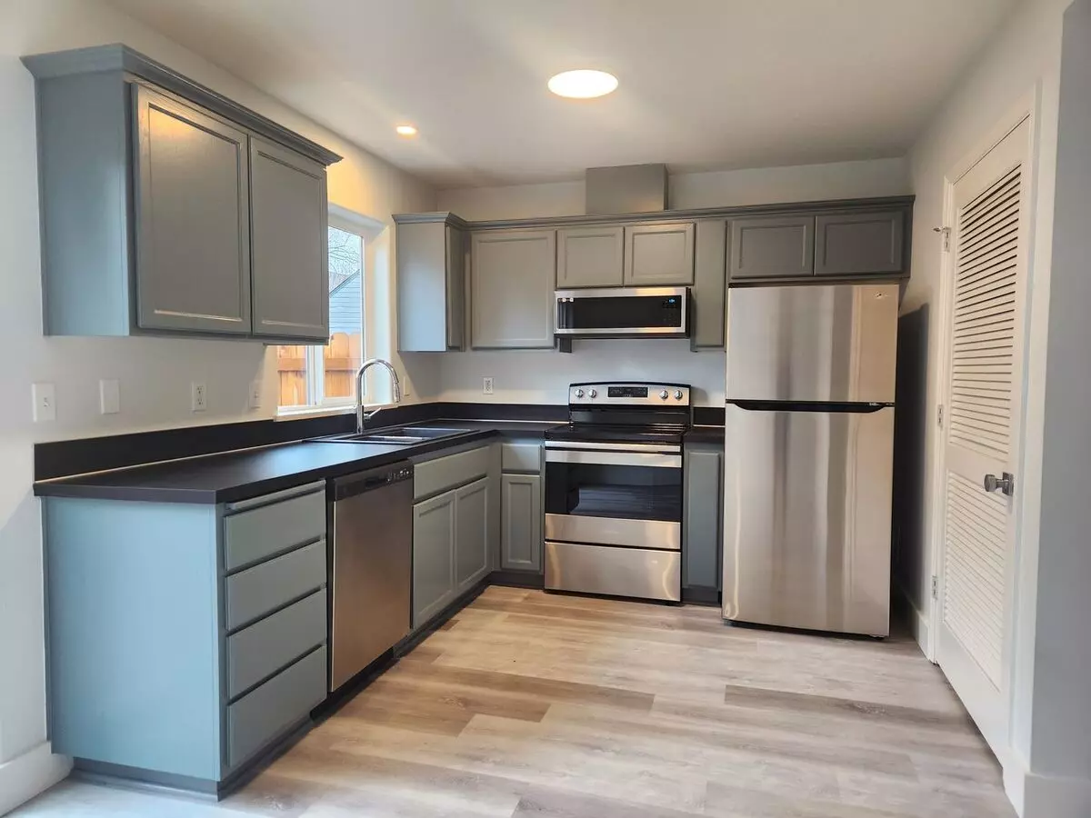 Recently Renovated 3 Bedroom Campus Duplex! House for rent in Eugene, OR