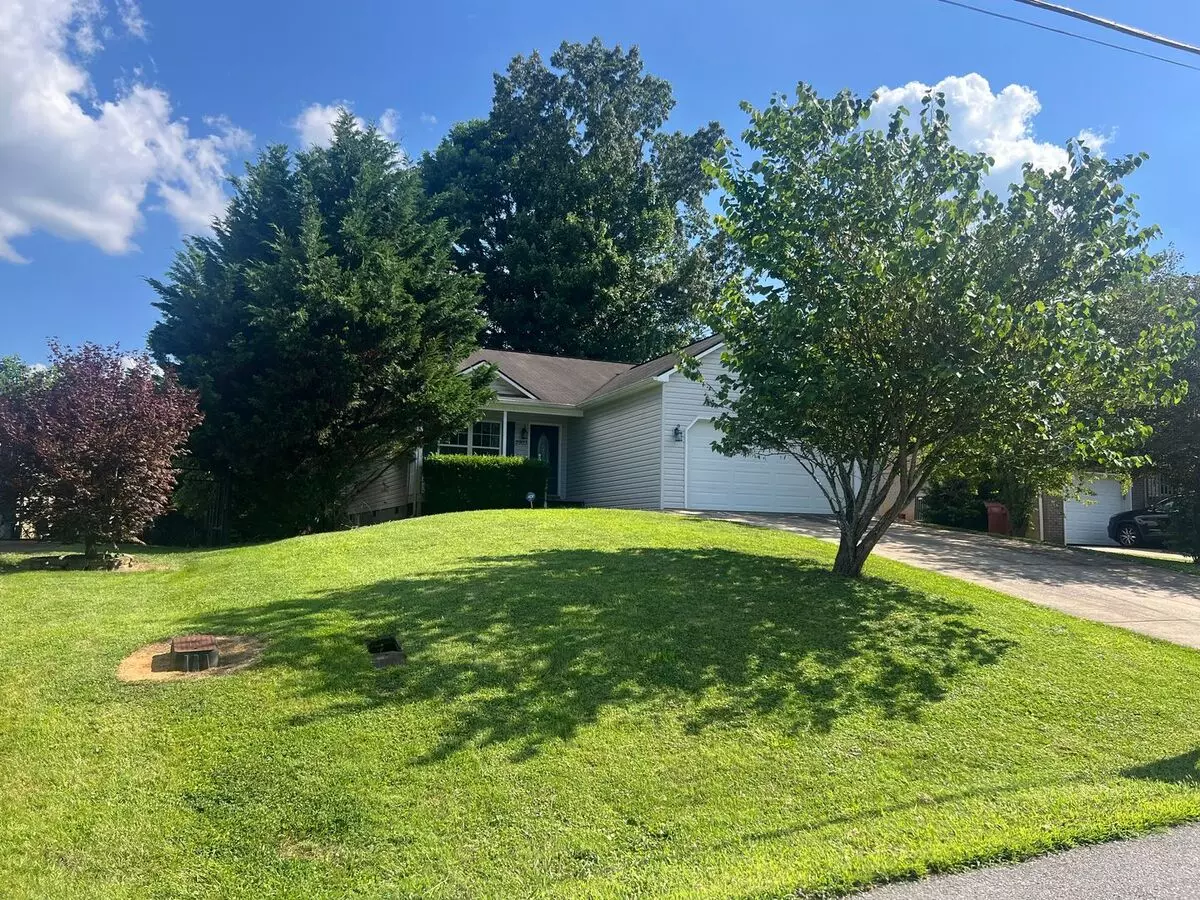 One- Level 3Bedroom /2bath Living With 2 Car Garage Just Minutes From Etsu! House for rent in Johnson City, TN