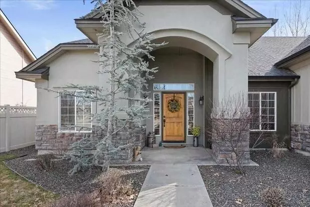 Beautiful 4 Bedroom/3 Full Bath With Large Guest Quarters In Vienna Woods Apartment for rent in Meridian, ID