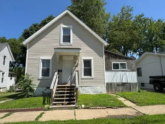 Charming One-bedroom Home With Den And Covered Porch! Apartment for rent in Bloomington, IL