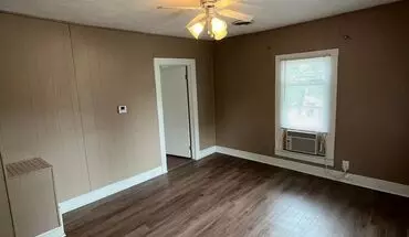 4 of 6 208 W. Miller Apartment for rent in Bloomington, IL