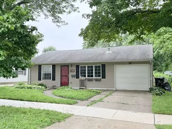 Beautiful 3 Bed 2 Bath Home In Bloomington! Apartment for rent in Bloomington, IL