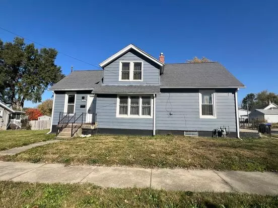 Charming 3-bedroom Home With Den On Spacious Corner Lot Apartment for rent in Bloomington, IL