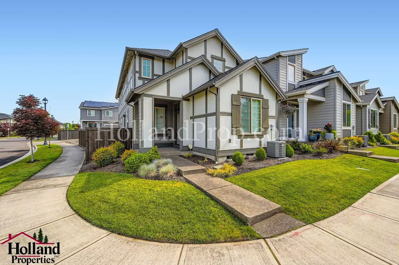 ** New Price ** Gorgeous 3-bed Hillsboro Home With A Fenced Yard! House for rent in Hillsboro, OR