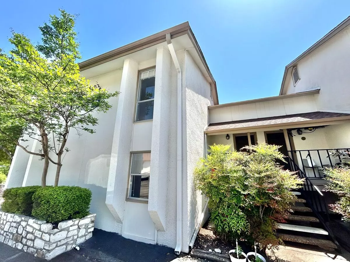 Stylish 3br, 2.5ba Home With Fenced Backyard In Austin! Apartment for rent in Austin, TX