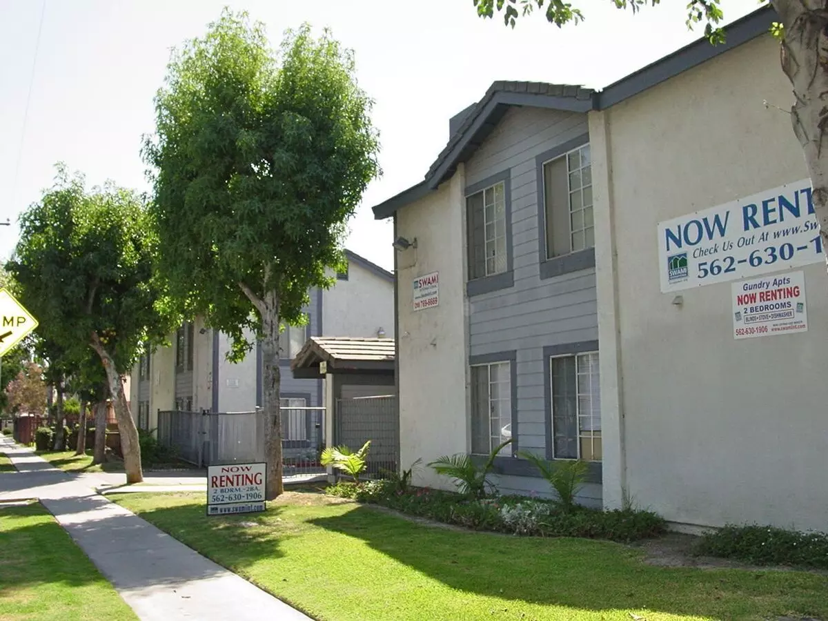 Eee-new Apartment for rent in Paramount, CA