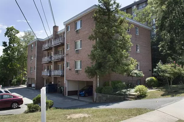 Twelve Oaks/1500 Associates Apartment for rent in Arlington, VA