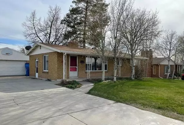 East Bench Remodeled Rambler Below Olympus Cove! 4 Car Garage! Apartment for rent in Millcreek, UT