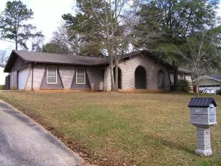 Valley Hills Subdivision - Detached Garage Holds Up To 6 Vehicles, Plenty Of Parking Space! New Flooring!! Fresh Paint!! House for rent in Enterprise, AL