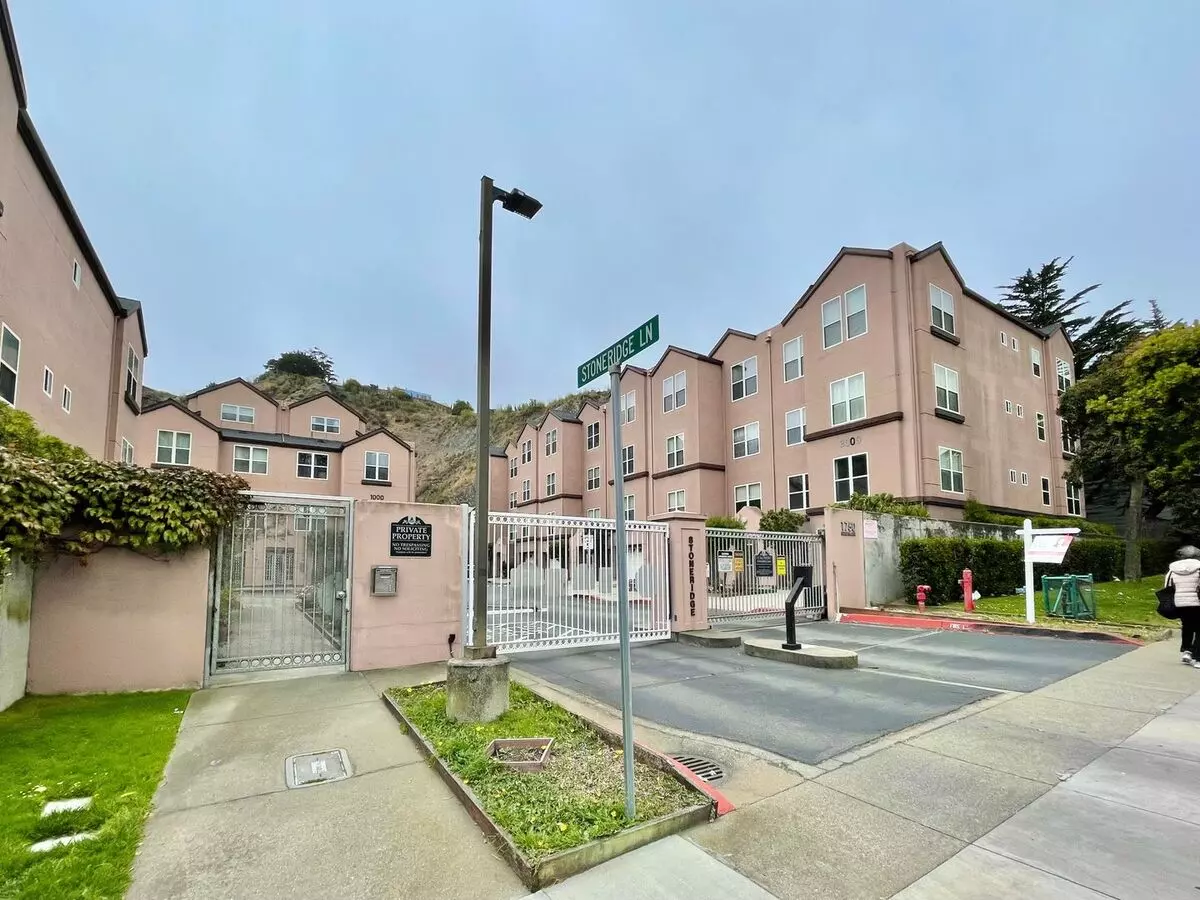 2bd/2ba Spacious Crocker Amazon Condo, Gated Community, Parking! Laundry! Progressive Apartment for rent in San Francisco, CA
