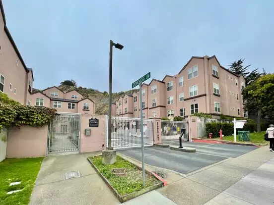 2bd/2ba Spacious Crocker Amazon Condo, Gated Community, Parking! Laundry! Progressive Apartment for rent in San Francisco, CA