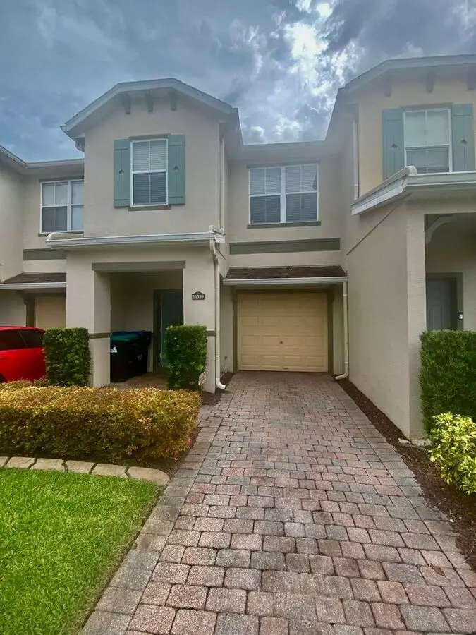 Well-kept 3/2.5 With 1 Car Garage Townhouse In Avalon Park Area! House for rent in Orlando, FL