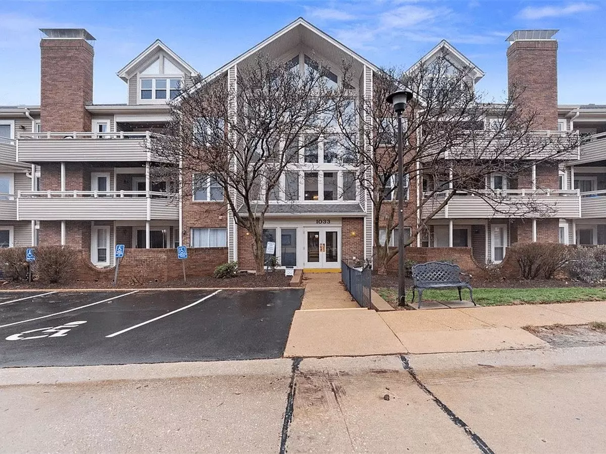 Ladue Schools - Spacious 2B Condo In Briarcliff Condominiums House for rent in St Louis, MO