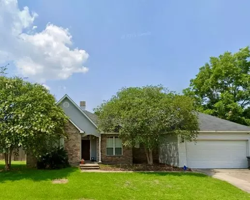 Spacious 3-bedroom 2-bathroom Brick Home Apartment for rent in Baton Rouge, LA