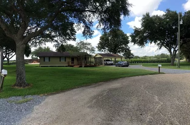 Move In Special! First Full Month Free! Country Setting 3 Bed 2 Bath Home Iberia Parish! Wood Floors! Granite! All Utilities Included! Apartment for rent in New Iberia, LA