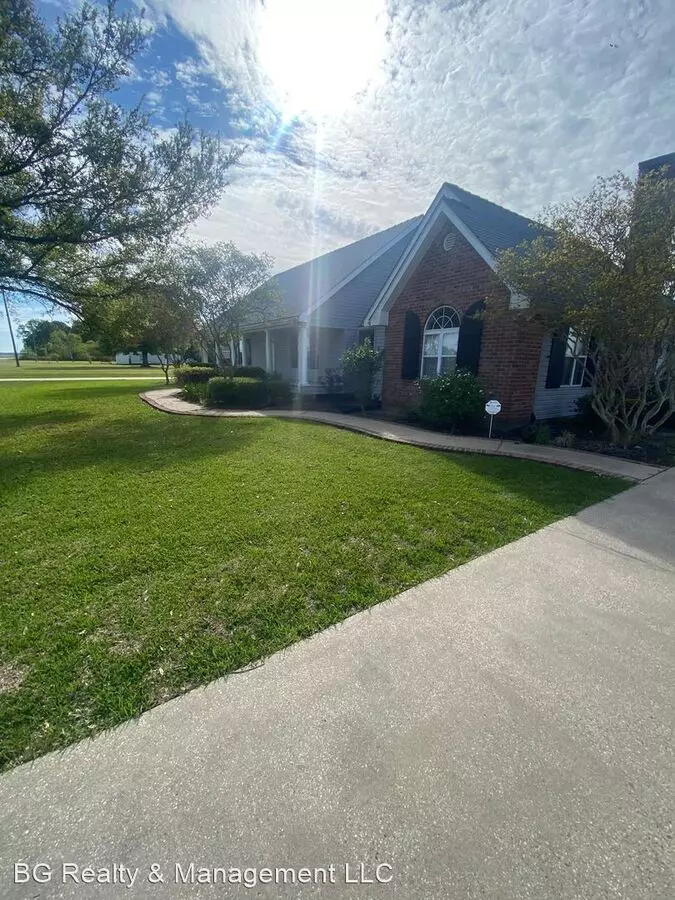 Stunning 3 Bed, 2.5 Bath Remodeled Home On 2.5 Acres With Inground Pool, Guest Suite, And Outdoor Kitchen In Saint Martinville, La House for rent in St Martinville, LA