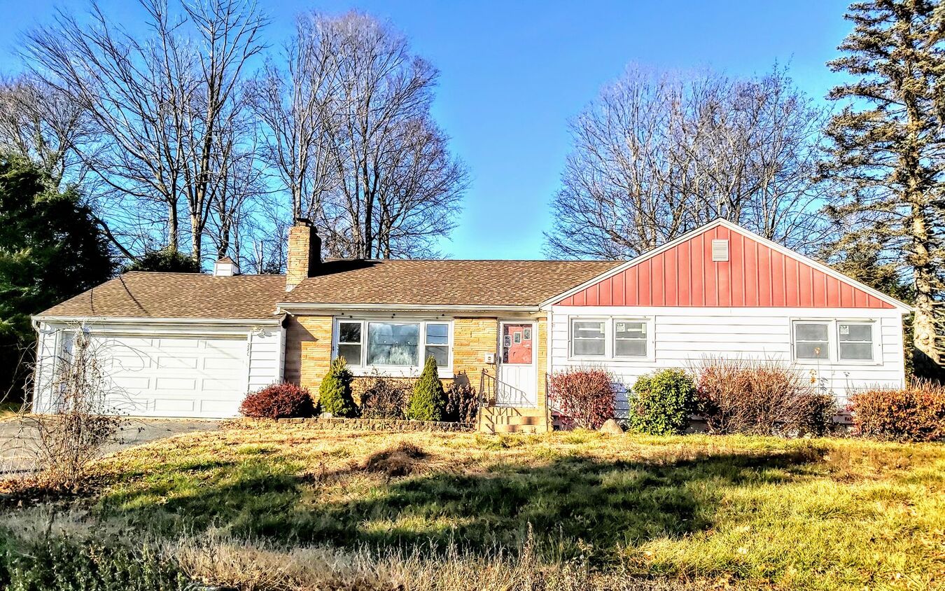 Open Ended Ranch Oversized Newly Remodeled Eend Ranch W/ 2 Car... Apartments Waterbury, CT