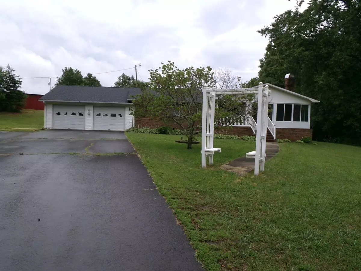 Nestled Under Hanging Rock State Park! House for rent in Walnut Cove, NC