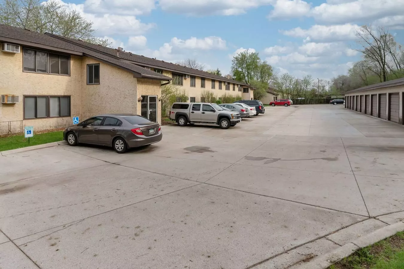 2520 Fairoak Apartment for rent in Anoka, MN