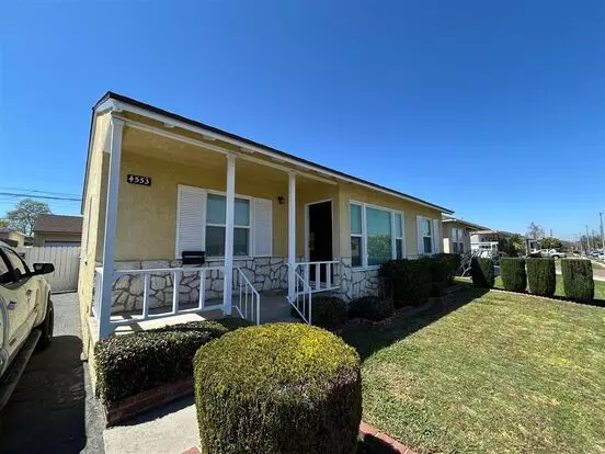 Lakewood California - 3 Bedrooms - 1 3/4 Baths - Large Den - Ready To Rent!! Apartment for rent in Lakewood, CA