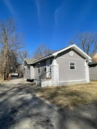 Gorgeous 3 Bedroom 2 Bath Home With A Large Backyard! Apartment for rent in Pittsburg, KS
