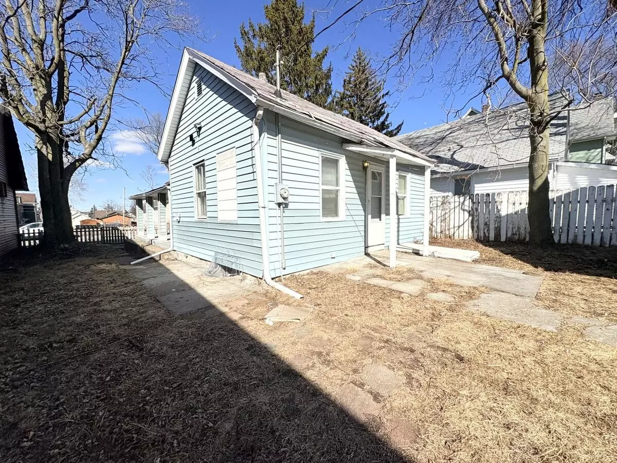 Charming 2 Bedroom Home For Rent & In Great Move In Condition! House for rent in Rock Island, IL