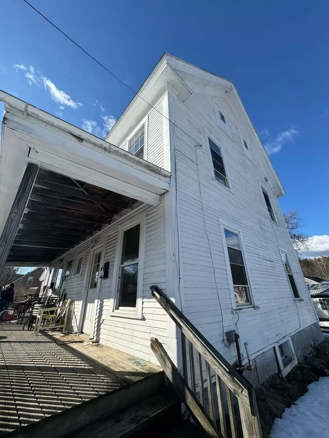2 of 3 18 Middle St Apartment for rent in Newport, NH