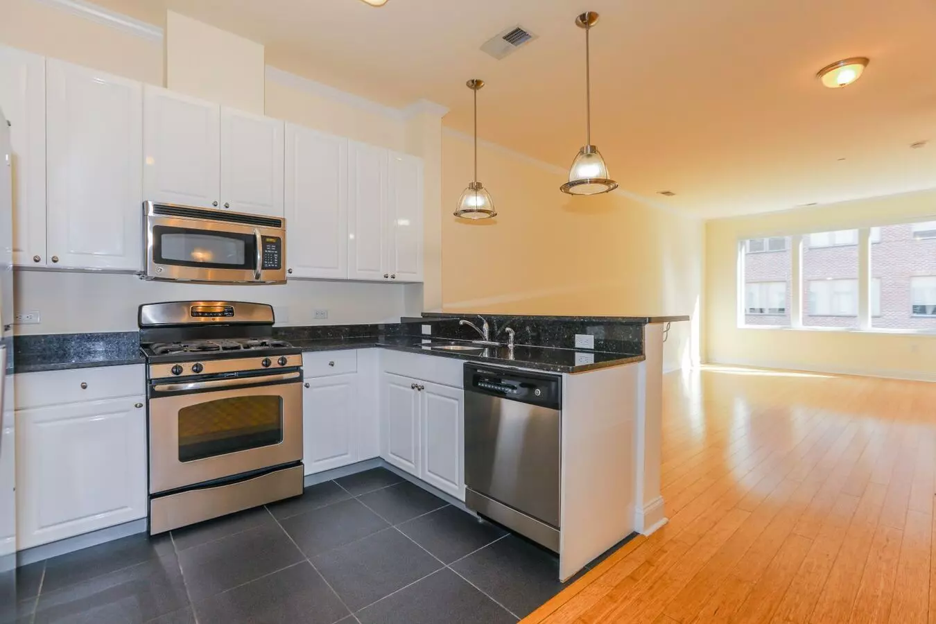 1/bdrm 1/bath - Waterfront - Ez Transport To Nyc House for rent in Edgewater, NJ