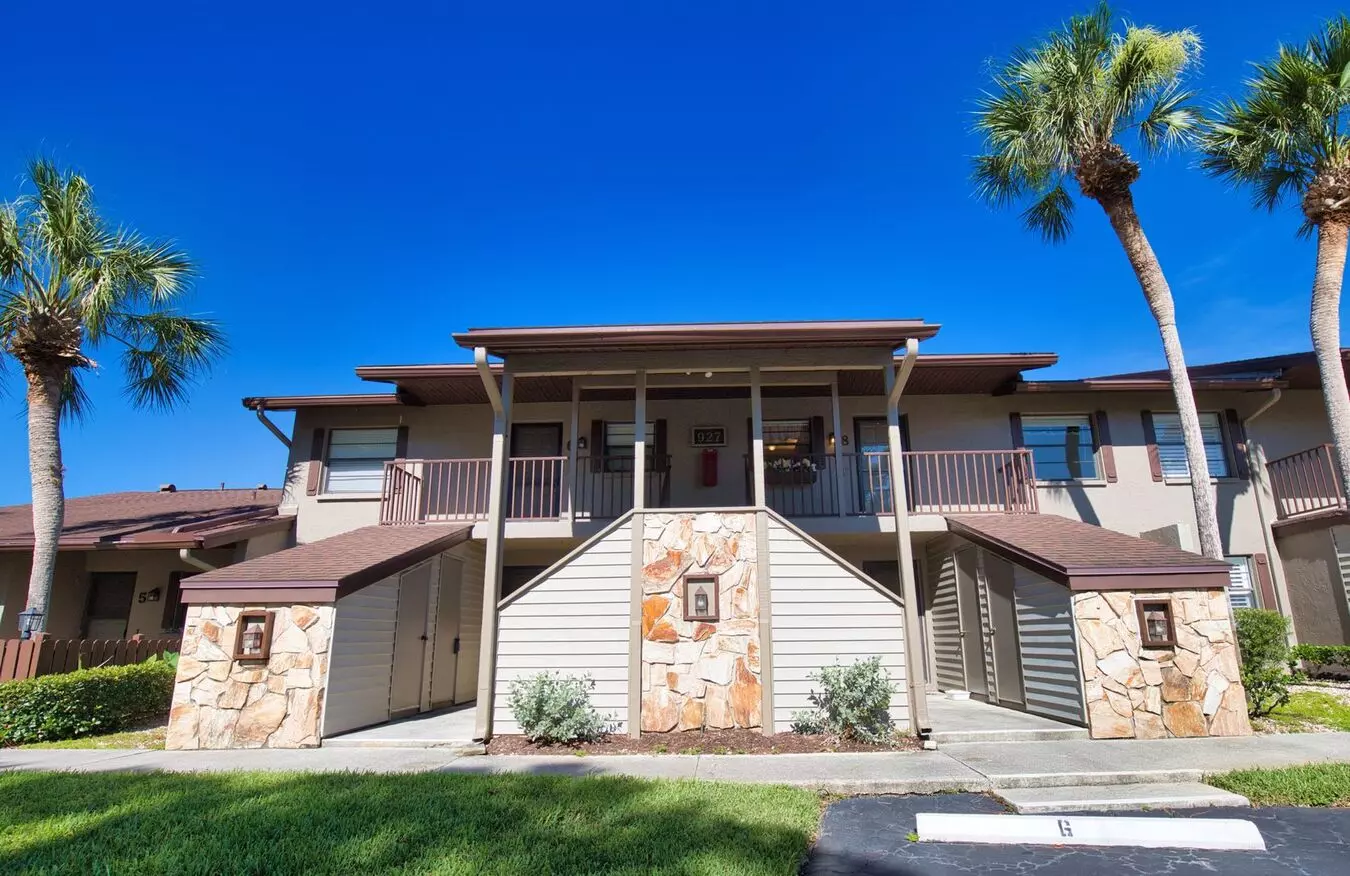 Annual Unfurnished 2 Bed 1 Bath Second Floor Condo Located In Par Four At Capri Isles! Apartment for rent in Venice, FL