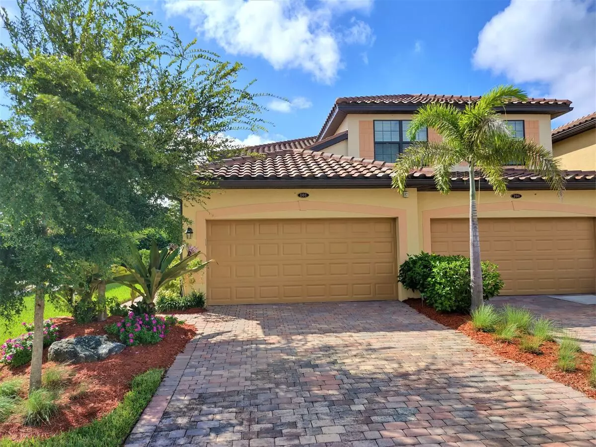 Seasonal Short-term Ground-floor Coach Home Located In Gran Paradiso! House for rent in Venice, FL
