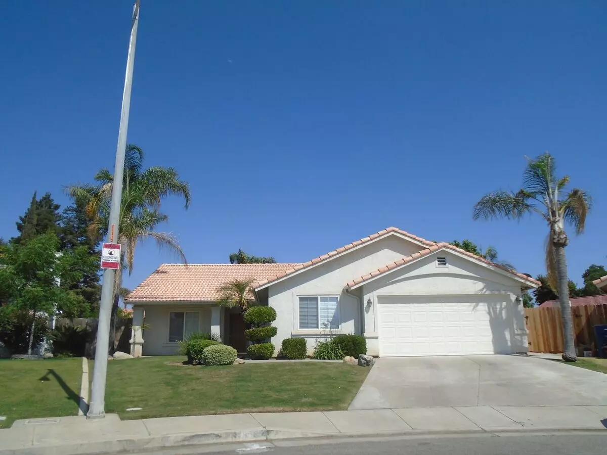 Nw-cool Pool & Custom Upgrades Galore !!! Application Pending!! House for rent in Bakersfield, CA