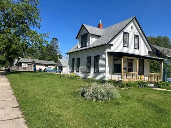 Charming Multi-level Home With Spacious Yard & Detached Garage! Apartment for rent in Sioux Falls, SD
