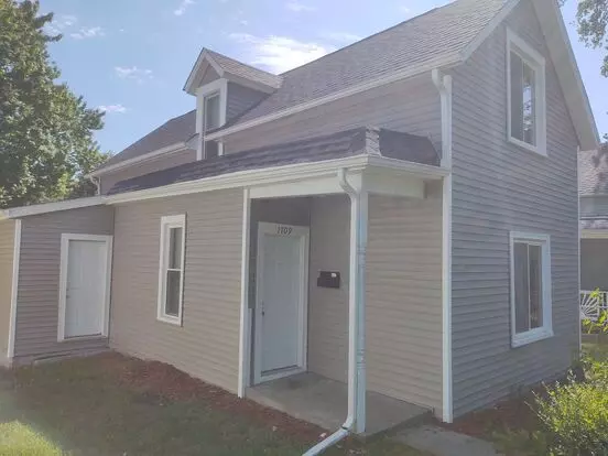 3 Bedroom 1 Bathroom House W/ Bonus Room & Garage Apartment for rent in Davenport, IA