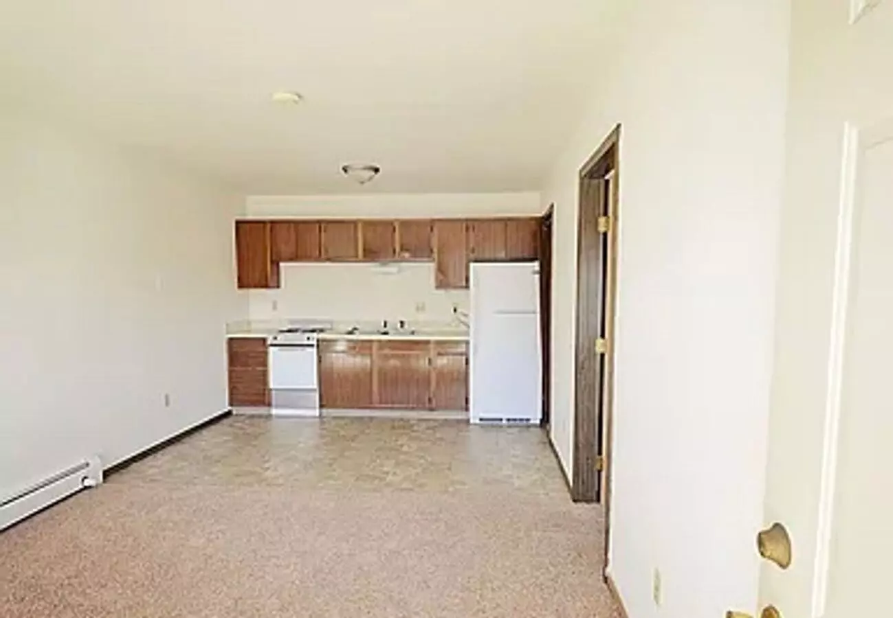 2 of 3 527 22nd Ave NW Apartment for rent in Minot, ND