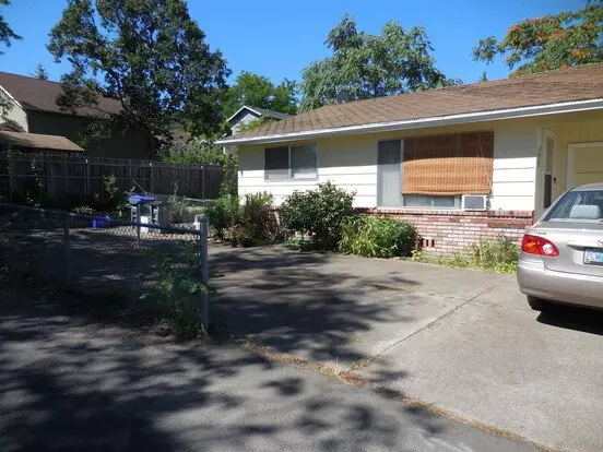 1208 Iowa Apartment for rent in Ashland, OR