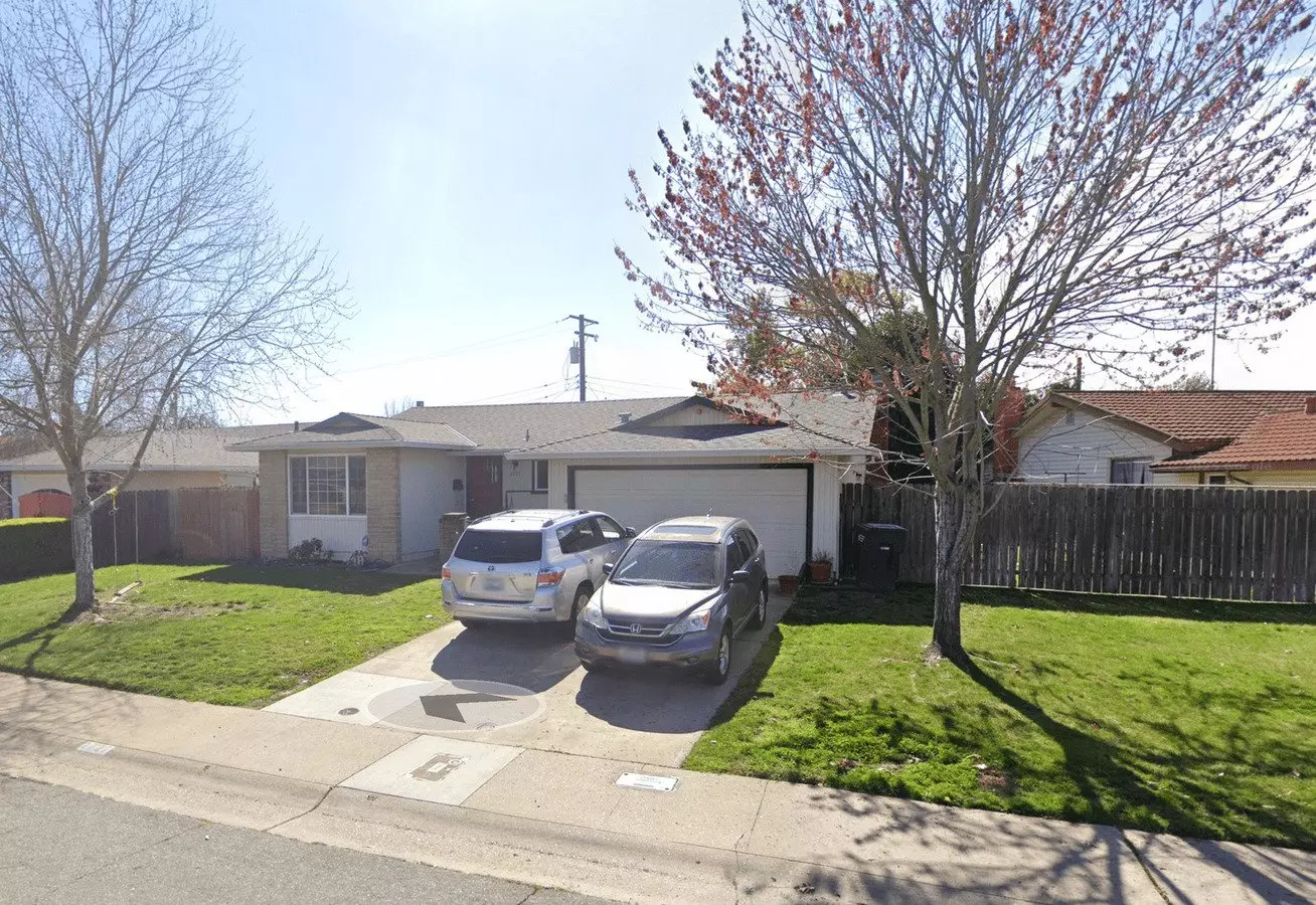 Adorable 4/2 With Great Backyard. Gardener Included!!!! Please Read Entire Ad Before Contacting Agent! House for rent in Sacramento, CA