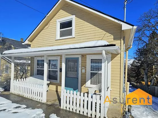 One Bedroom Carriage House With Modern Updates And Excellent Location! Apartment for rent in Ashland, OR