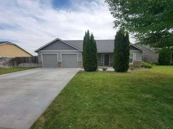 Charming Home On Richland– Fenced Yard, Fireplace & 2-car Garage Apartment for rent in West Richland, WA