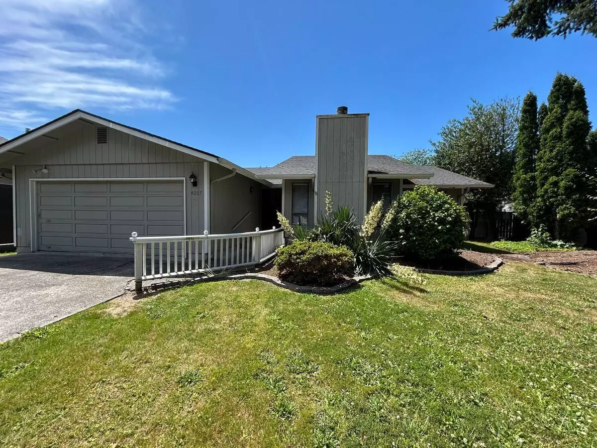 Beautiful Three Bedroom Home With A Garage & Large Back Yard! House for rent in Longview, WA