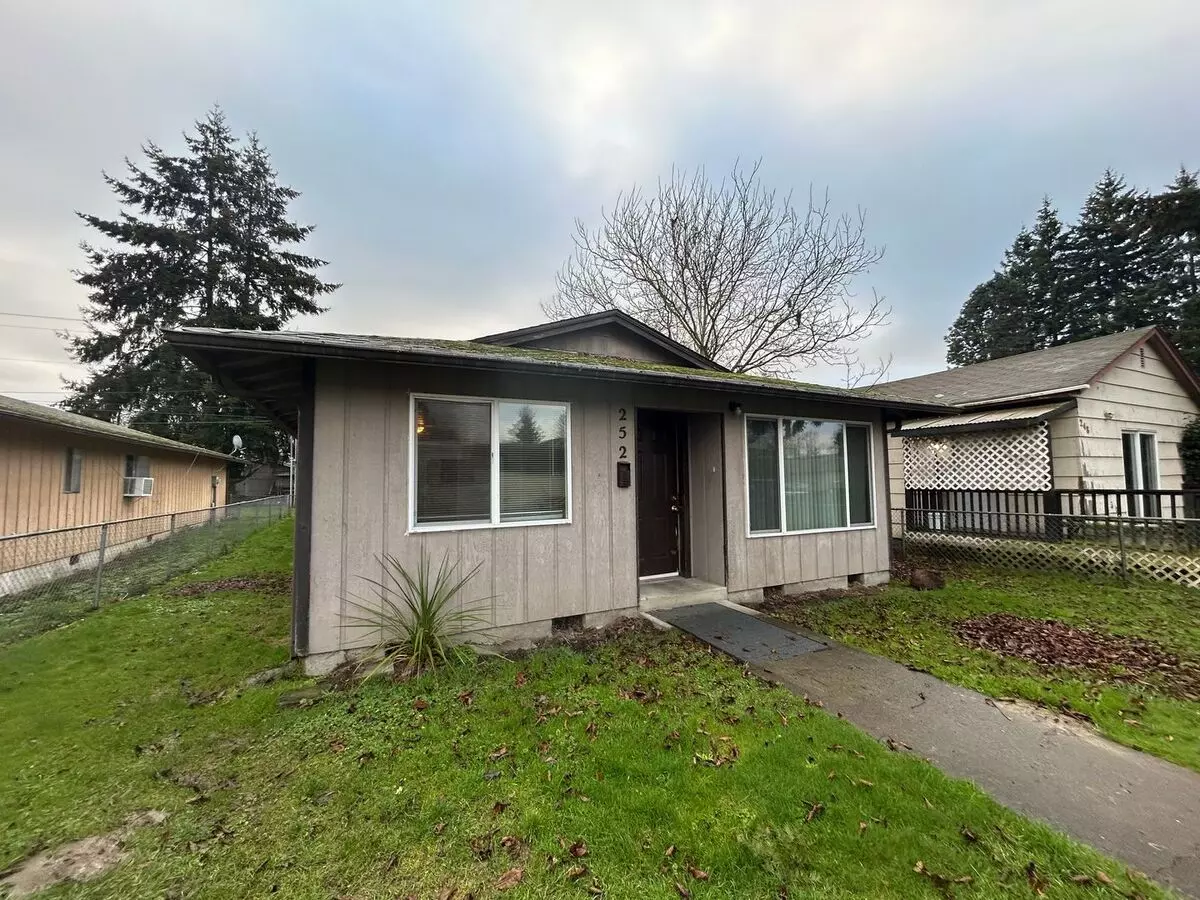 Nice 3 Bedroom Home With Double Car Garage! House for rent in Longview, WA