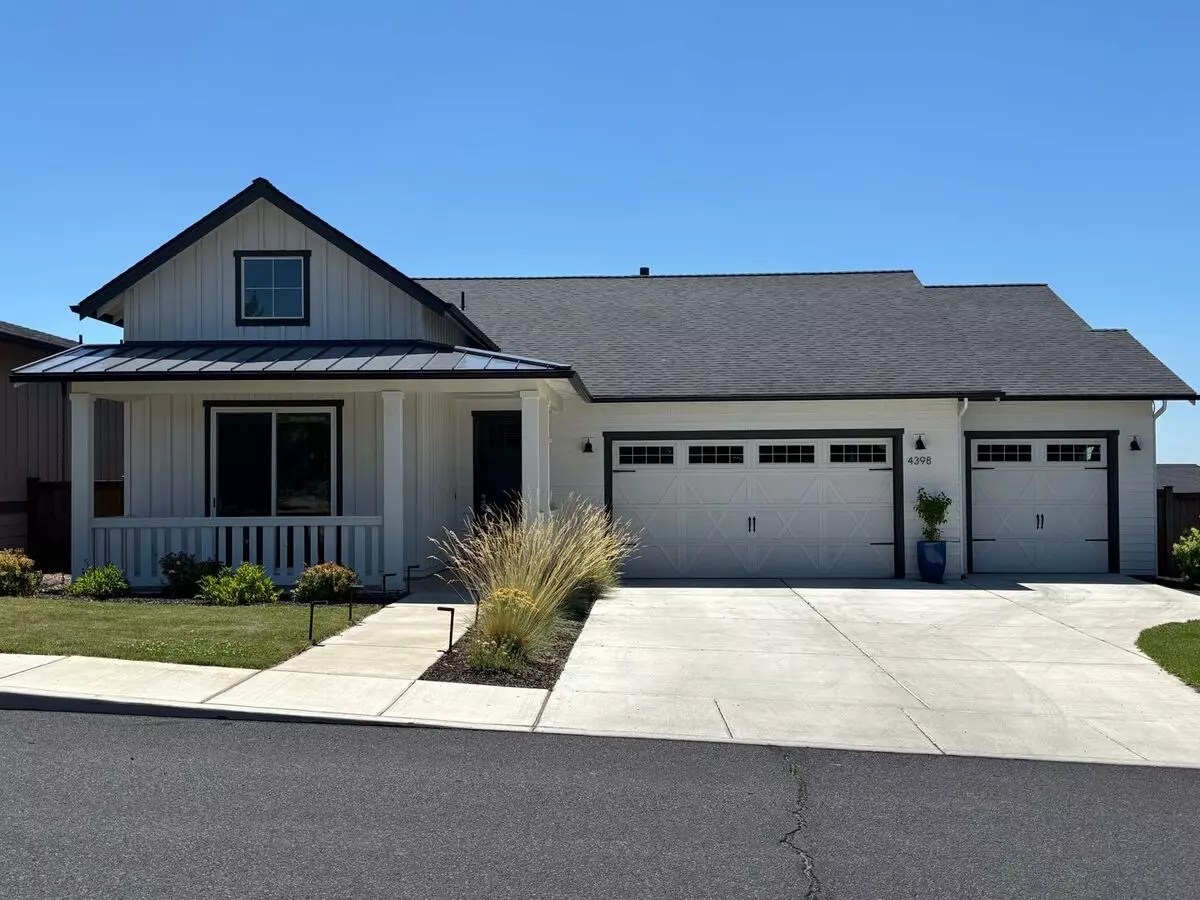 Modern Home With Beautiful Mountain Views And Hot Tub House for rent in Redmond, OR