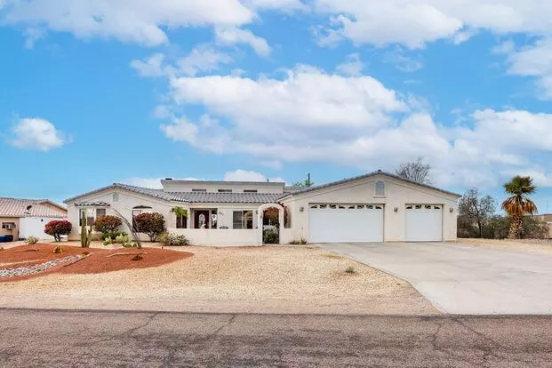 Long Term 4 Bedroom Rental With A Beautiful Yard W/putting Green & Hot Tub! Apartment for rent in Lake Havasu City, AZ