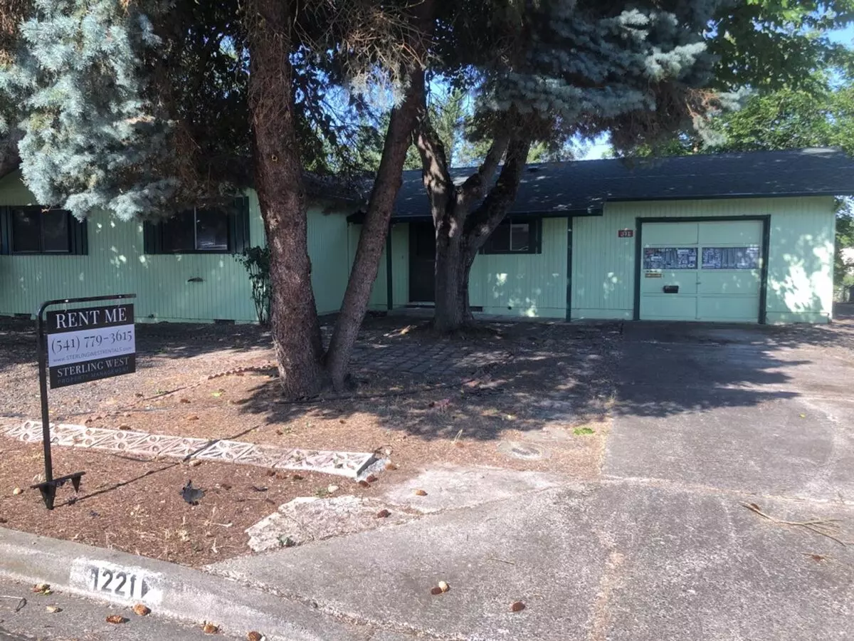 Spacious 3 Bedroom Home With Retro Charm! House for rent in Central Point, OR