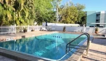 2 of 17 Pinecrest Arms Apartment for rent in Sarasota, FL