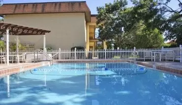4 of 17 Pinecrest Arms Apartment for rent in Sarasota, FL