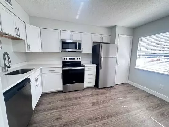 End Of Summer Special! Available Now! 2 Bedroom 1 Bath Washer/dryer On Venice Island! Apartment for rent in Venice, FL