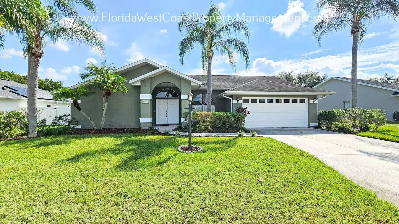 Spacious 3 Bedroom Home With Fenced Yard! Super Location! House for rent in Bradenton, FL