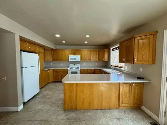 3 Bed/ 2 Bath Townhome With Fully Fenced Yard Apartment for rent in Sandy, UT